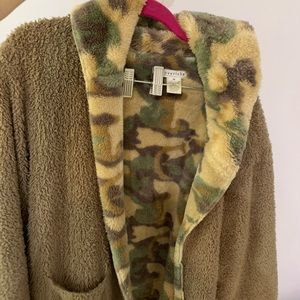 super soft and fluffy swanket!! reversible!!